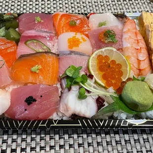 Chirashi sushi