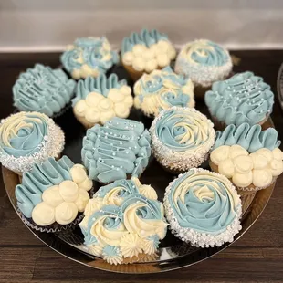 Vanilla and chocolate cupcakes