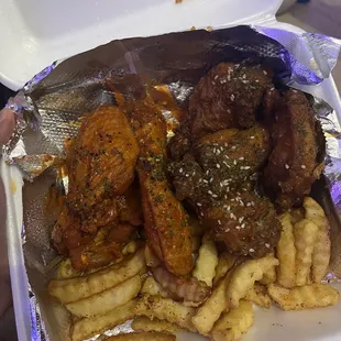 8 Piece Wings Basket sauces: mango habanero &amp; hot lemon pepper