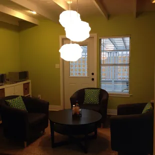 The lounge area is so chic and cozy! ^_^