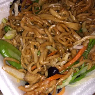 Veggie lo mein, looks good but very bland and mushy