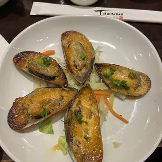 Grilled Green Mussels with Spicy Mayo