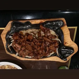 1. Black Pepper Steak on a Sizzling Platter