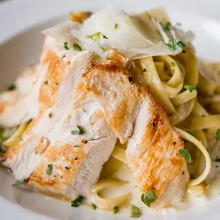 a plate of pasta with chicken