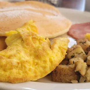 a plate of breakfast foods