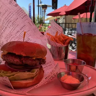 Awesome burger and fries for a late lunch today !