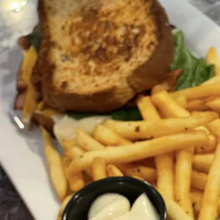 Club (hot) sandwich with fries