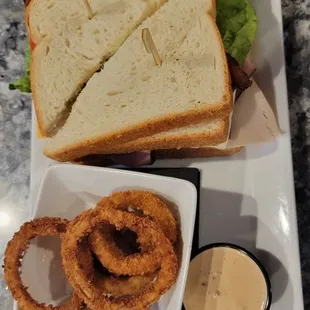 CA t go wrong w a club and some ungreasy onion rings