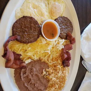 a plate of breakfast foods