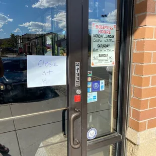 a sign on the door of a restaurant