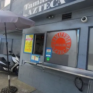 the outside of a restaurant