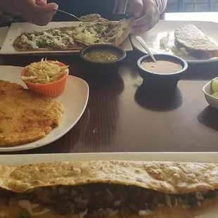Muy bien servicio y comida rica.