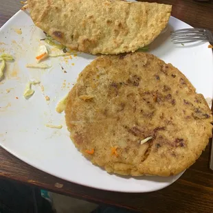 Quesadilla de pollo y pupusa de chicharrón
