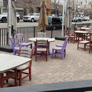 Outdoor seating on the side of the restaurant