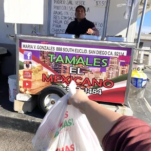 6 tamales to take home on my flight. Gracias, Senior!