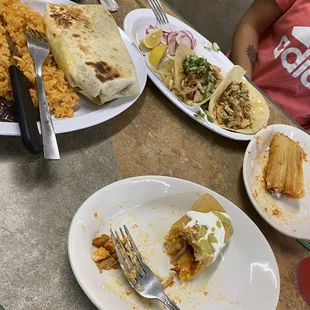 Burrito de barbacoa  Tamales Rojos Tacos de Carnitas.
