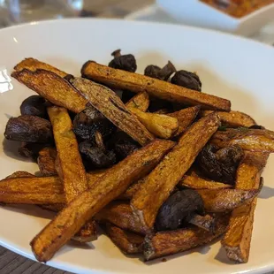 Ojakhuri w/mushrooms (seasoned fries with mushrooms)