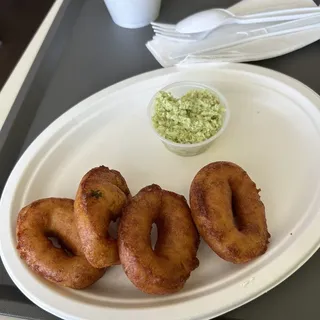 4 Pieces Vada Sambhar
