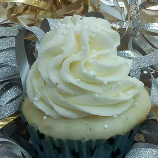 Champagne cupcakes filled with a Asti Spumante champagne custard filling!