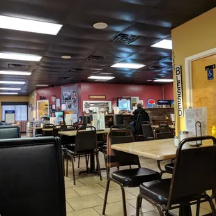 Nice roomy place to enjoy breakfast or lunch.
