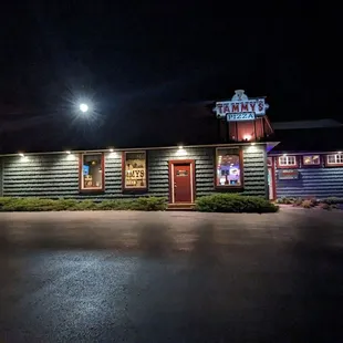 the outside of the restaurant at night