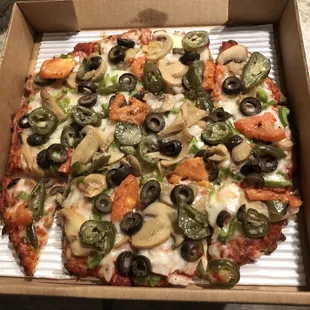 Veggie with olives and jalapeños, light tomato