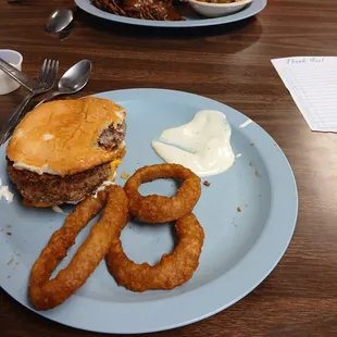 Cheeseburger with onion rings