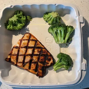 4 pieces of broccoli