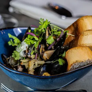 Mussels in White Wine Butter Sauce