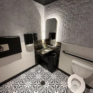Baño with changing table.
