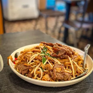 Fried rice noodle with beef