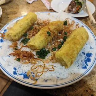 Bánh hỏi with egg rolls