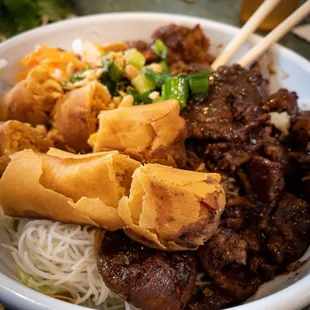 #40 Bun with grilled pork and egg rolls