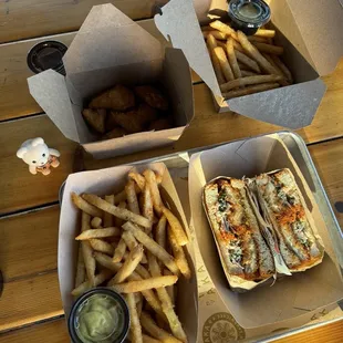 Fries, nuggs, sandwich oof