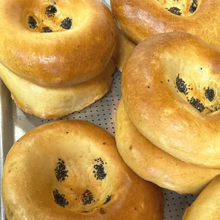 a bunch of bagels on a tray
