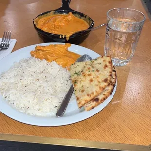 Butter chicken massala, white rice, Garlic Naan