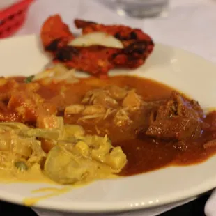 Buffet: fish curry, vegetable curry, goat curry, chicken curry, tandoori chicken