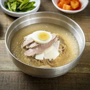 물냉면 Cold buckwheat noodles