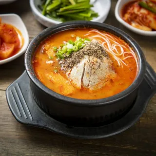 6. 매운 특돼지국밥 / 特辣猪肉汤返 / Spicy Special Pork Belly Soup
