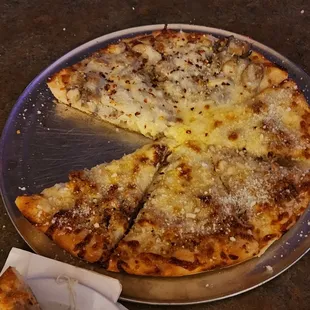 Half mushrooms and pepper and sausage and pepper white sauce pizza