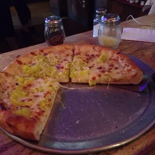 White pizza. Comes with the sliced pickled banana pepper rings. Cheese. Little oil and garlic. Ask for extra garlic and little more oil.