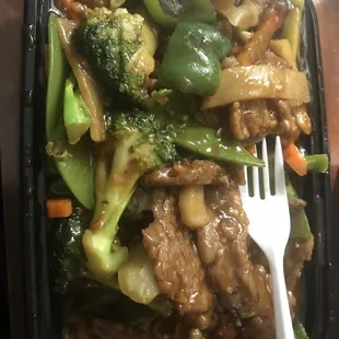 Hunan Beef and broccoli and peppers. Regular size, with rice; enough for 2or more. Loved it.