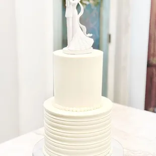 Elegant wedding cake
