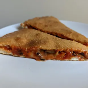 violife cheese, mushrooms, green olives, and sun dried tomatoes. the sauce and dough need tweaking.