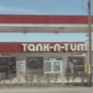 a picture of a gas station