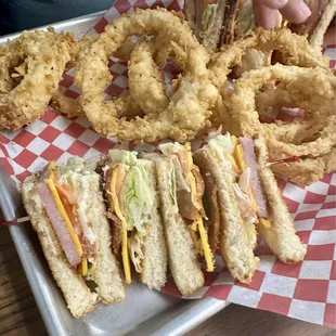 Club sandwich with onion rings