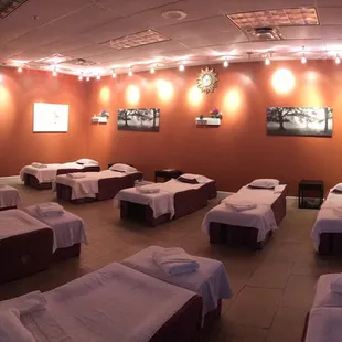 Super comfortable place with relaxing music. The best service in the town!