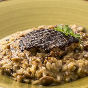 Porcini Risotto with sautéed Foie Gràs 
絶品ポルチーニ茸のリゾット 
フォアグラのソテー添え