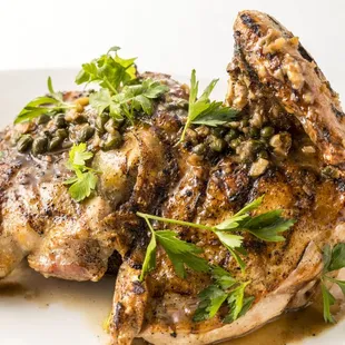 Grilled chicken with brown butter caper sauce 
骨付チキンの炭火焼き、レモンバター
ケイパーソース