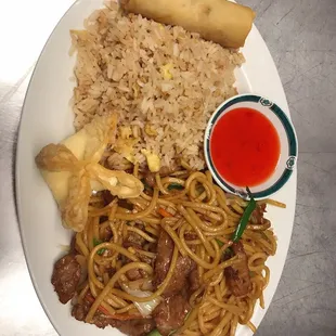 Lunch Beef Lo Mein (lunch comes with egg roll, cheese wonton, soup, and rice )